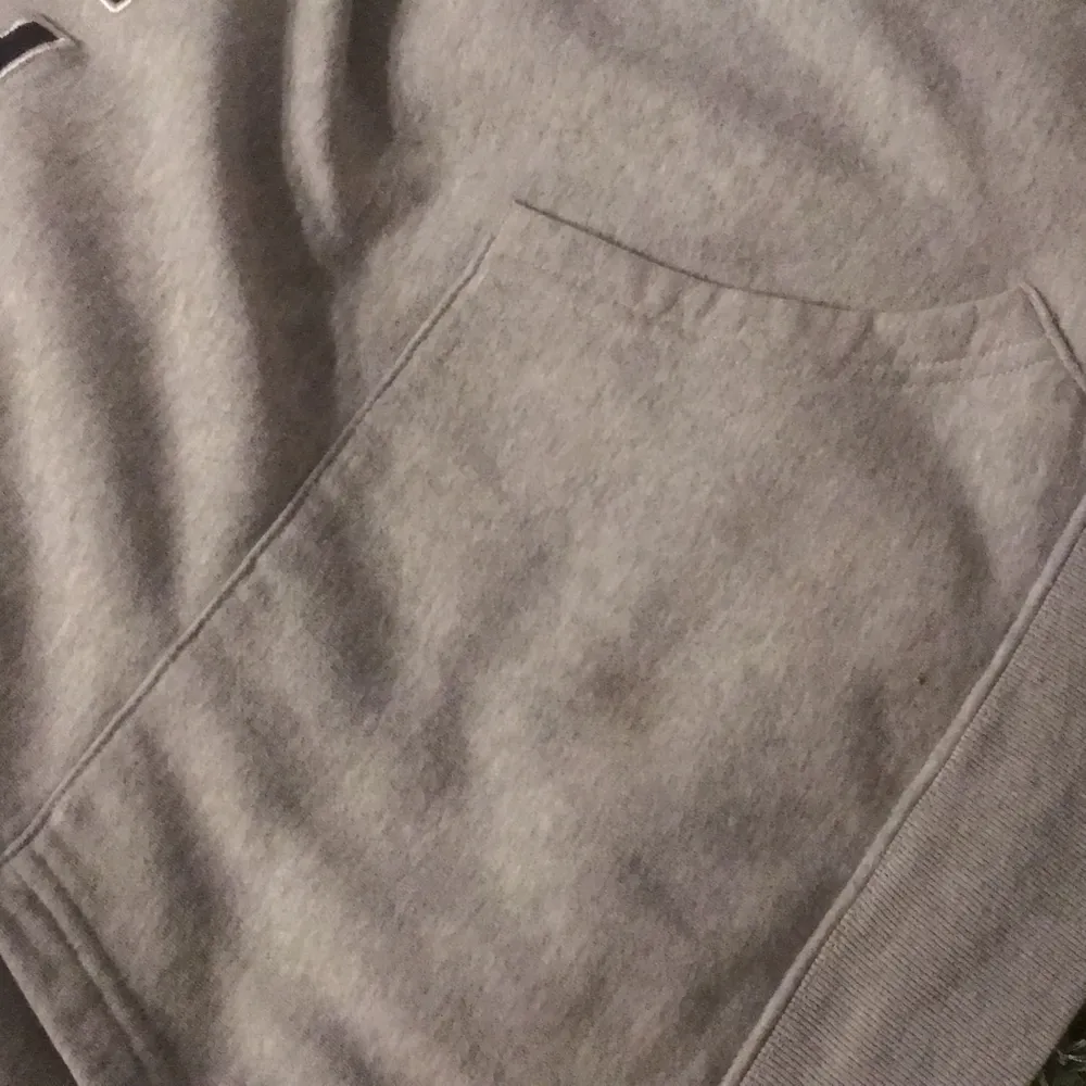 Grå Gap hoodie i storlek M har en liten fläck på fickan på magen men den syns knappt köpare står för frakt. Hoodies.