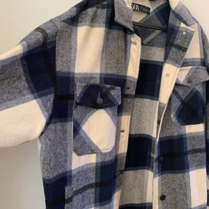 Oversized Zara jacka storlek S - Superfin oversized Jacka ifrån Zara , sällan använd. Är 167 cm och jackan slutar precis under rumpan villket ger en väldigt fin och oversized look