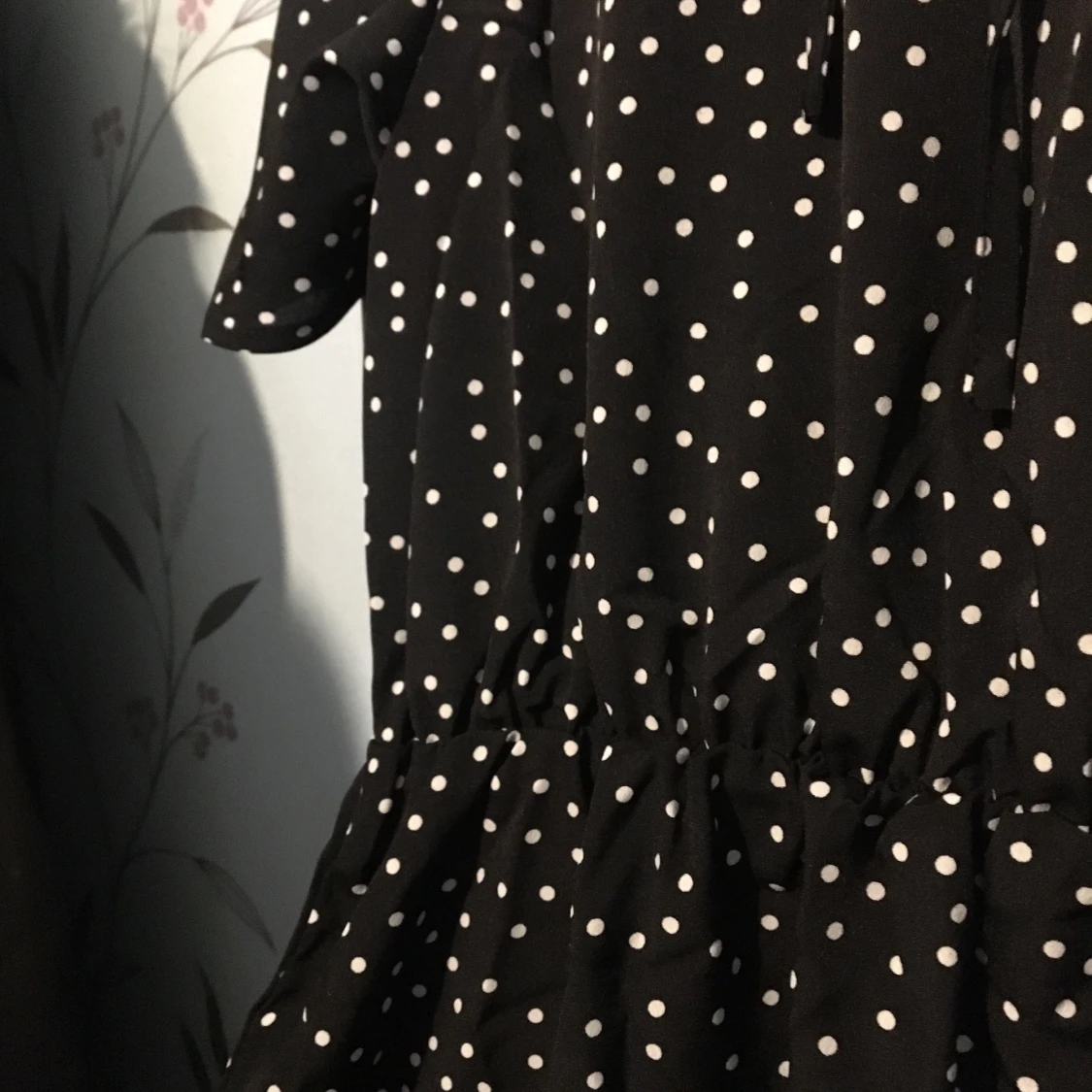 Svart prickig klänning  - 91