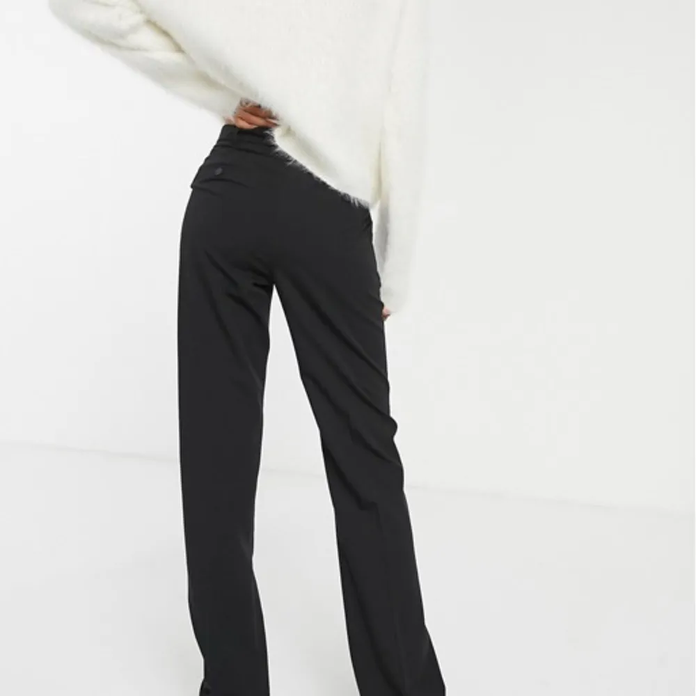 Säljer ett par kostymbyxor från Asos i storlek medium. Fint skick! 🥰. Jeans & Byxor.