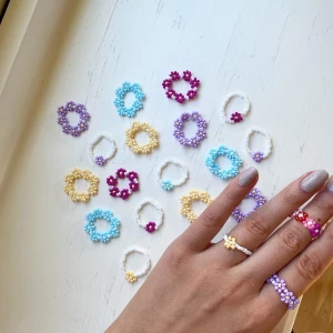Ringar  - Nu säljer jag dessa superfina ringar igen!                             20kr för de med en blomma & 30 för de med fler!                   Storlekarna är s-m på alla!                                                    Frakten kostar 12kr @tinsel.uf på instagram! ✨