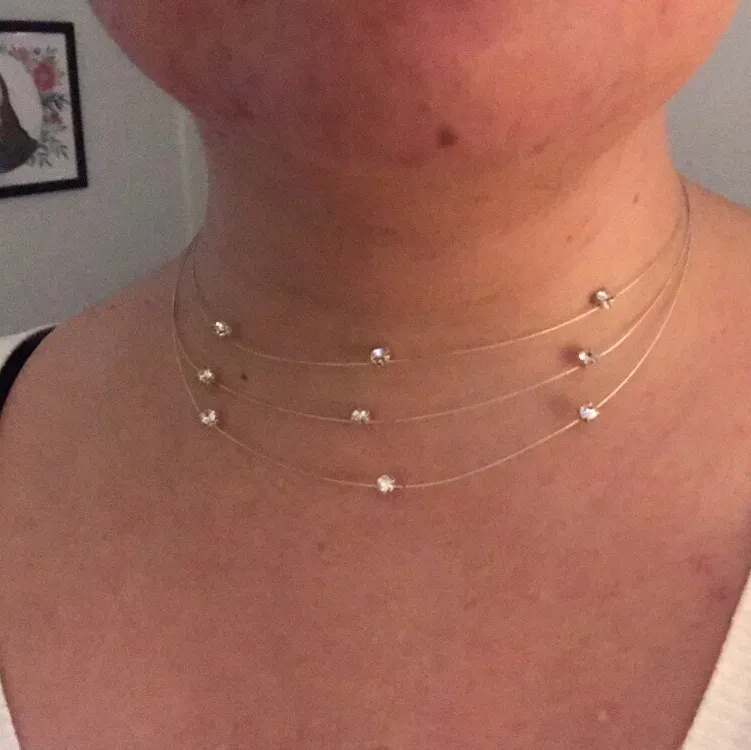 Ett halsband med väldigt glittrande strass-stenar, i tre lager! Väldigt lätt och minimalistiskt 😍 Kan regleras i olika längd. Fint skick, knappt använt alls! Svårt att fota men verkligen jättefint irl ✨💎. Accessoarer.