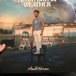 Niall Horan Heartbreak Weather Vinyl - Perfekt skick, endast spelad några gånger. Nypris 400 säljer för 290 :) Oanvända posters som kom med den ingår. Möts i Stockholm eller så står köparen för frakt 💕