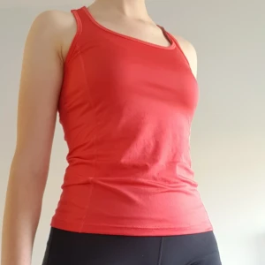 Träningslinne NewBody  - Träningslinne från NewBody i storlek S. Tunn i tyget, så är superskön att träna i. Är i samma model som det svarta linnet, köper man båda kan pris disskuteras. Säljer för 49kr exklusive frakt (22kr). Dock ingår alltid gratis frakt vid köp över 300kr i min butik. Skriv i dm vid intresse eller för frågor! 