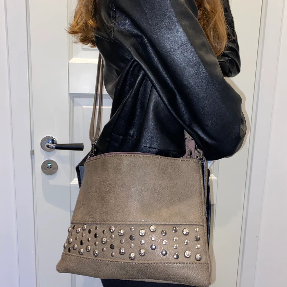 Brun axelremsväska med nitar