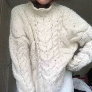  - Suupermjuk o thick stickad tröja, frakt 70-80kr ish, skickar bild på kvitto av frakten så det blir rätt🥰