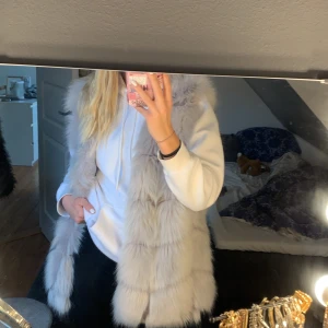Ljusgrå Fake pälsväst  - En ljusgrå Fake pälsväst knappt använd då det inte riktigt är min stil,