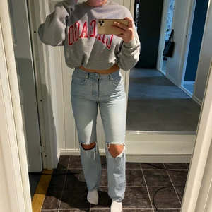 Gina 90’s jeans  - Hej! Säljer nu mina populära jeans ifrån Gina! Byxorna är super snygga och säljer pga för många jeans! Byxorna är använda ett fåtal gånger och är i nyskick. Om flera är intresserade blir det bud (frakt tillkommer och ansvarar ej för postens slarv) OBS! Byxorna är helt slutsålda! (Jag är ca 175cm)