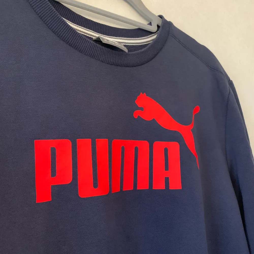 En mörkblå puma sweatshirt med rött tryck i bra skick. Har ingen användning och ska därför sälja den. Det är storlek M och tycker den passar både tjejer och killar 🥰 kan diskutera pris vid snabbt köp. Hoodies.