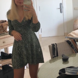 Jätte gullig PULL&BEAR klänning  - Knappt använd säljer pågrund av att den blivit för kort❤️ kunden står för frakt