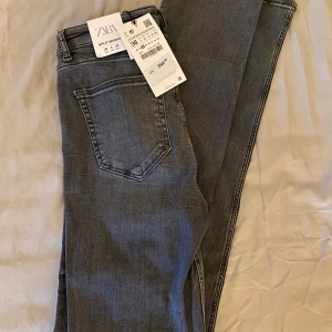 Skinny Split Jeans - Oanvända jeans från zara, prislapp kvar. Pris 250kr + frakt, alt. högst bjudande pris. 
