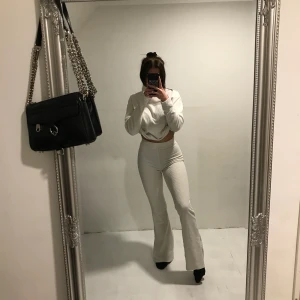 Set - Samma set som redan ligger till salu men här får man en mer helhet av byxornas passform. Ribbat material storlek XS💘💘💘💘