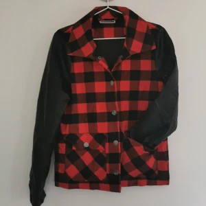 Jacka Noise may  - Tunnare jacka, fejkimitationsläder på ärmar, rak passform. 