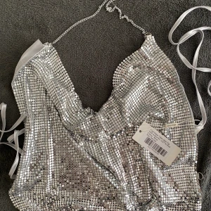 Glittertopp från Nelly  - Aldrig använd! Knyter bak så öppen i ryggen. 