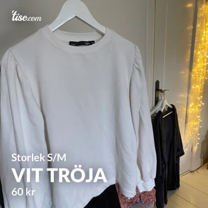 Vit tröja - Vit tröja ifrån lager 157, med puffdetaljer på ärmarna☁️ Superfin & inte använd mycket alls🌸 Köparen betalar frakt 📦 