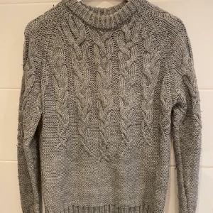 Stickad tröja - Grå stickad tröja från Pull and bear! Storlek S. Kan mötas upp i Stockholm men även frakta, köparen står då för frakten 🌸