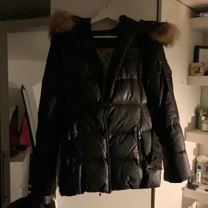 Hollies jacka  - Hollies jacka strl 36, finns ett litet hål som knappt syns bredvid fickan. 