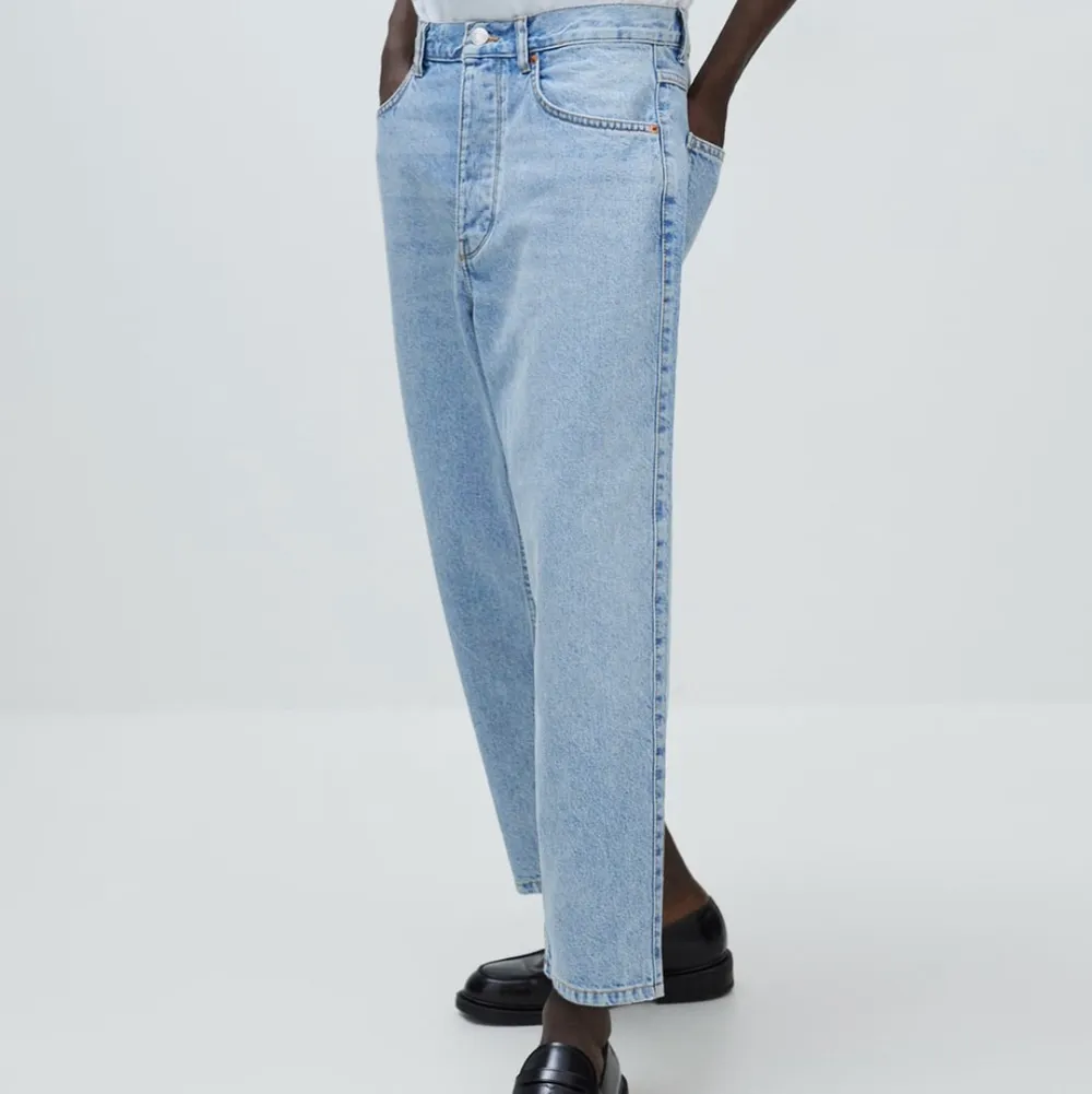 Säljer dessa (aldrig använda) skit coola kill jeansen från Zara i stl 42, vanligtvis har jag 36/38, men eftersom de är herr jeans så gick jag upp några storlekar för att få dom lite baggy! Köpte för 359kr, frakt ingår inte i priset.. Jeans & Byxor.
