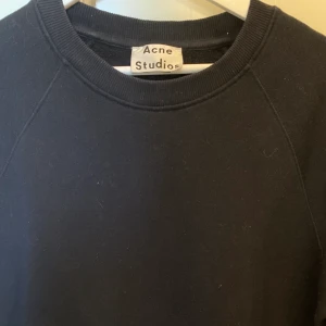 Acne Studios collegetröja  - Lång Collegetröja från Acnen Studios. 