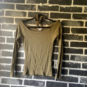 Grön långärmad tröja - Säljer åt min syster: grön långärmad tröja med choker. Fråga för fler bilder:)