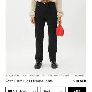 Säljer mina weekday jeans i modellen Rowe, färgen heter Echo black och är den mest perfekta svarta färgen!! Storleken är 27/32 och passar bra på mig som är 180cm lång och en 36/38 vanligtvis. Använda färre än 5 gånger, säljes pga kommer inte till användning.