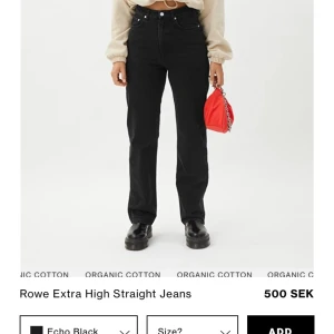 Weekday Rowe - Säljer mina weekday jeans i modellen Rowe, färgen heter Echo black och är den mest perfekta svarta färgen!! Storleken är 27/32 och passar bra på mig som är 180cm lång och en 36/38 vanligtvis. Använda färre än 5 gånger, säljes pga kommer inte till användning.