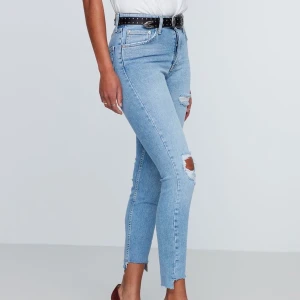 Snygga jeans från Gina Tricot - Snygg passform och väldigt stretchiga. Modell ”Sienna”. Storlek 36. Säljs för 200kr + frakt ✨💕