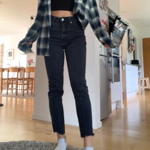 Svarta jeans🔥🔥 - Coola jeans från NA-KD⚡️⚡️ modellen är slim och slutar vid ankeln. Storlek 36. Det är coola detaljer som man ser tydligare på sista bilden! Hör av er endast om ni vill köpa💘 (frakt ingår ej 63kr)