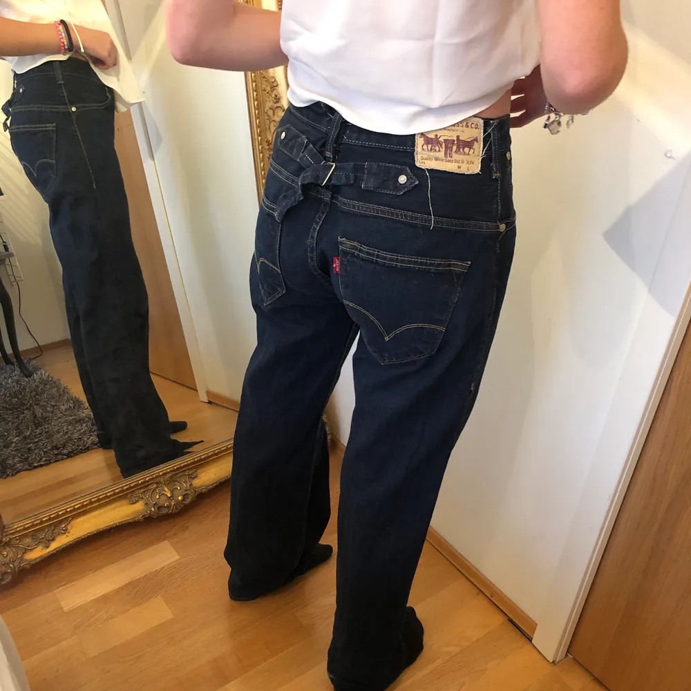 Supersnygga jeans från Levis💕💕 finns ingen storlek i dom men brukar ha 36 och dom passar på mig, frakten är inräknad.✨. Jeans & Byxor.
