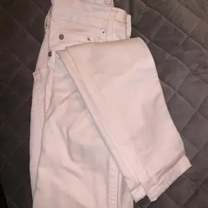 Helt oanvända vita jeans med slitningar i kännarna, pris kan diskuteras. 