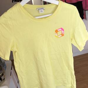 Neongul t-shirt med coolt tryck på från monki, en liten fläck som knappt syns. Använd några gånger men använder inte längre. Köparen står för frakten!