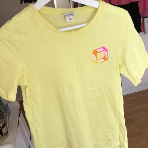 Neongul t-shirt med tryck💛 - Neongul t-shirt med coolt tryck på från monki, en liten fläck som knappt syns. Använd några gånger men använder inte längre. Köparen står för frakten!