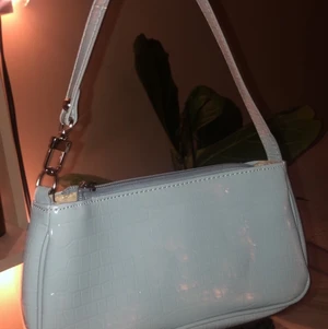 BLÅ VÄSKA - Trendig väska från SHEIN. Den är aldrig använd för att jag har många andra väskor. Så den är helt ny. Kom privat för fler bilder<3 FRAKT: 50KR.  