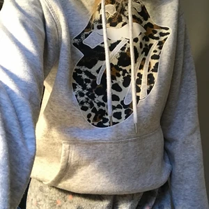Storlek xs - Jätte cool hoodie från hm i storlek xs med snyggt tryck på bröstet❤️🤩 frakten ingår inte 