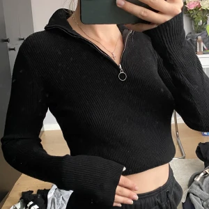 RIBBAD BIKBOK TOPP - Ribbad svart tröja med lite turtle neck och man drar upp dragkedjan. Använt endast fåtal gånger så den är som ny. 🖤
