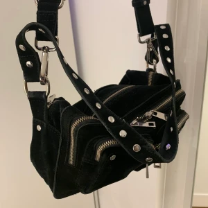 Nunoo väska  - Fräsch nunoo väska i svart färg, den är rymlig och kommer med ett justerbar Axel rem. Den är andvänd men i fint skick. Ny pris 1500kr 💗