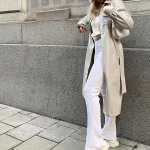 Bikbok byxor - Ett par vita Manchester byxor från bikbok i storlek XS Nästintill nyskick då dom endast är använda två gånger💖💖 skriv för egna bilder