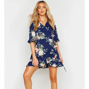 Klänning från Boohoo - 34/36 - 170kr inkl frakt - Marinblå klänning från boohoo säljes pga för liten för mig. Storlek 34/36. 170kr inkl frakt! Aldrig använd!