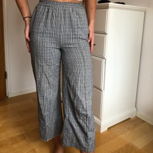 Rutiga byxor  - Lite kortare byxor i bra skick! Köparen står för frakt 💕