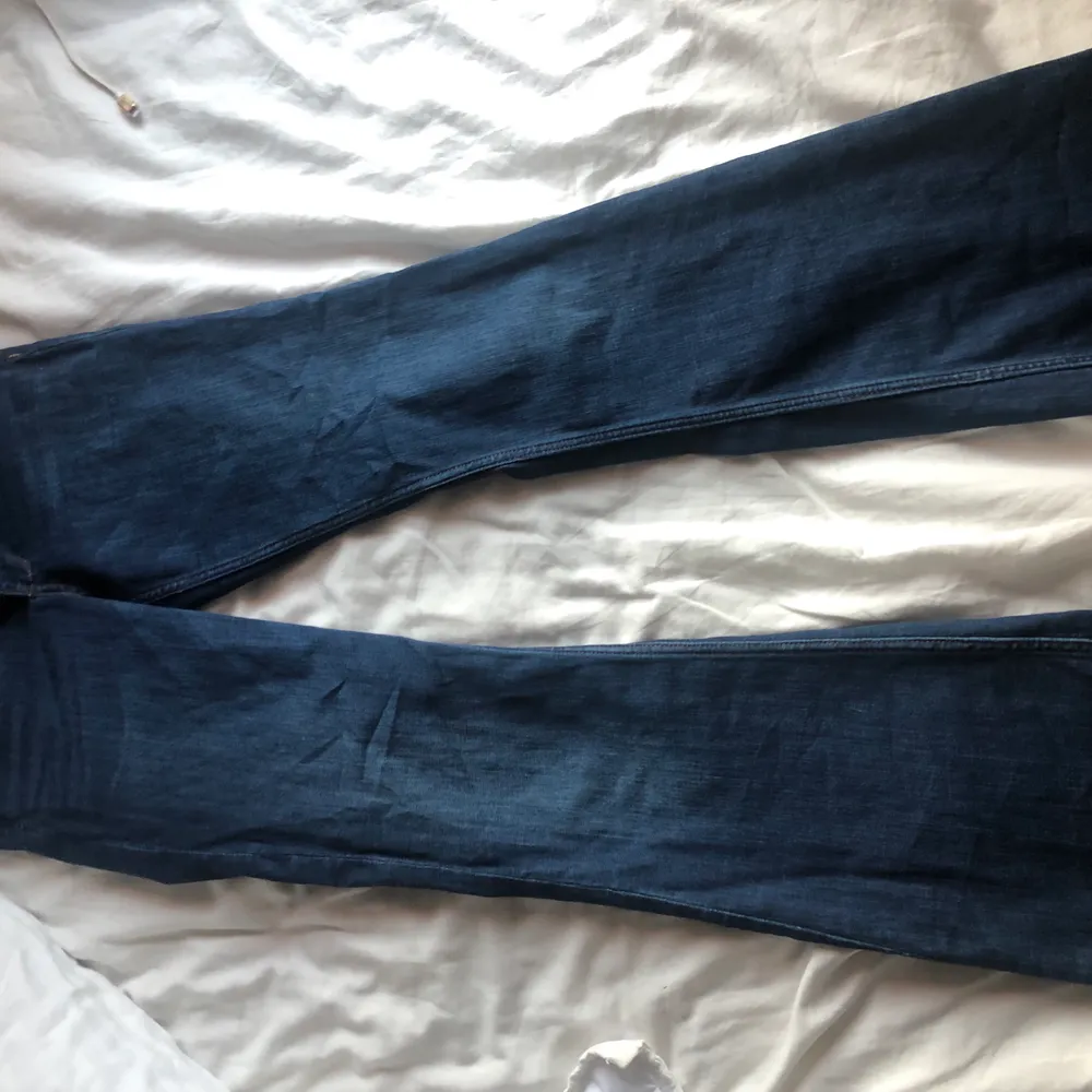 Mörkblå bootcut jeans. Endast använda fåtal gånger. Får fram formerna på dig mycket bra. Lite högmidjade. Bra längd. Frakt: 60 kr. Jeans & Byxor.