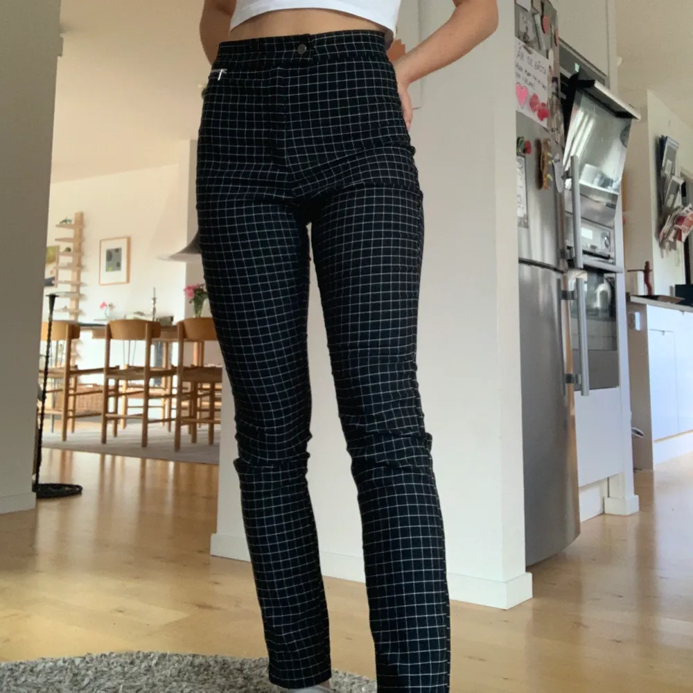 Säljer dessa coola byxor! Modellen är straightleg och passformen är suverän! Högmidja och i storlek 36. Hör endast av er om ni vill köpa💘 (frakt ingår ej 63kr). Jeans & Byxor.