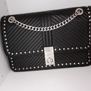 Väska med nitar - Slutsåld väska från Zara! Nyskick då aldrig använd. Går att bära under axeln med banden/kedjorna dubblade, och även crossbody❤FRI FRAKT❤