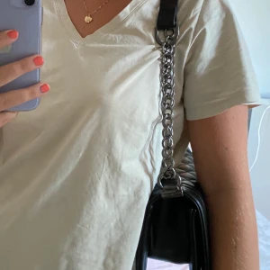Väska från Nelly - Väska från Nelly💕💕 Lite rostig vid handtaget annars ganska bra skick. Säljer för 90 kr, köparen står för frakt.