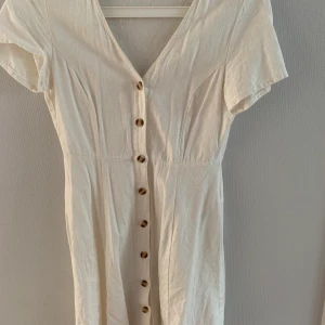 Klänning  - Superfin klänning från Vero Moda!🧡 Använt 1-2 gånger så jätte fint skick! Strl XS💛🧡 