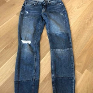 Jeans - Jeans med lite slitningar, aldrig använda för är för stora för mig. Från H&M 