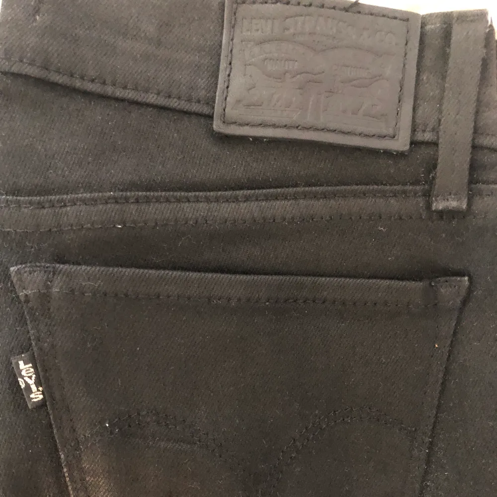 Ett par fina nästan oanvända låga svarta levi’s jeans.  Jeansen är snyggt avklippta längst ned. Köparen står för frakt, kan mötas i lund!. Jeans & Byxor.