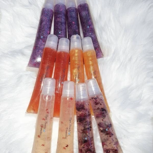 Lipgloss 20ml  - Handgjorda Lipgloss💜 inhåller cocosolja och E vitamin. Dem ha olika smaker. (Vanilj, Ananas, äpple, cocos smaker) 40kr/st