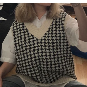 Väst från zara  - Säljer denna väst från, slutsåld online och i butik. Buda i kommentarsfältet, budgivningen börjar på 200kr. Budgivningen slutar söndag 13/9 