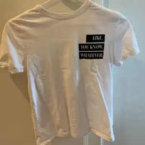 Vit T-shirt från Zara med texten ”like, you know, whatever.” Storlek s! Lite urtvättad! Frakt tillkommer. 