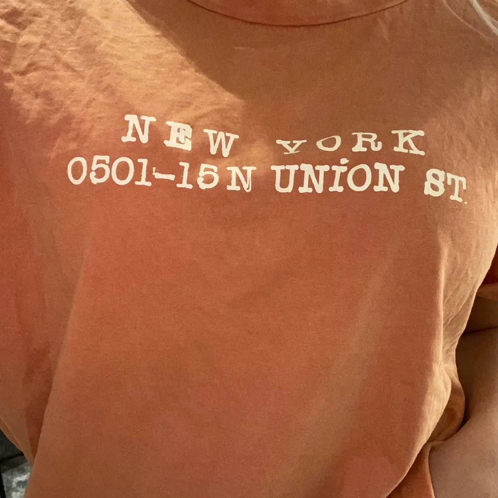 Säljer en typ persikofärgad t shirt från zara, köpt för typ ett år sen men aldrig använd, den har ett tryck där de står New york och en adress! Säljer för 30 + frakt!. T-shirts.